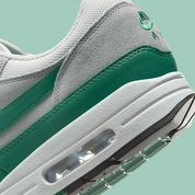  Chaussure de ville Nike Air Max 1 Evergreen Aura , vert , gris , blanc , semelle confortable , vue de coté