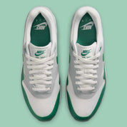  Chaussure de ville Nike Air Max 1 Evergreen Aura , vert , gris , blanc , semelle confortable , vue de haut 