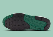  Chaussure de ville Nike Air Max 1 Evergreen Aura , vert , gris , blanc , semelle confortable , vue du dessous
