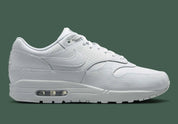 Chaussure de ville Nike Air Max 1 Vapor Green, blanc , gris , semelle confortable , vue de profil