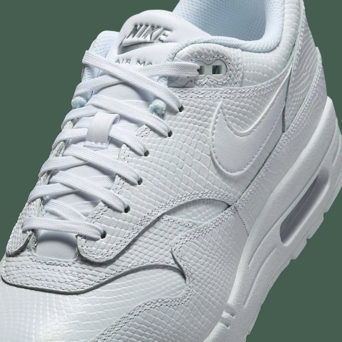Chaussure de ville Nike Air Max 1 Vapor Green, blanc , gris , semelle confortable , vue de coté