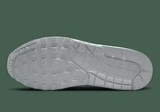 Chaussure de ville Nike Air Max 1 Vapor Green, blanc , gris , semelle confortable , vue du dessous