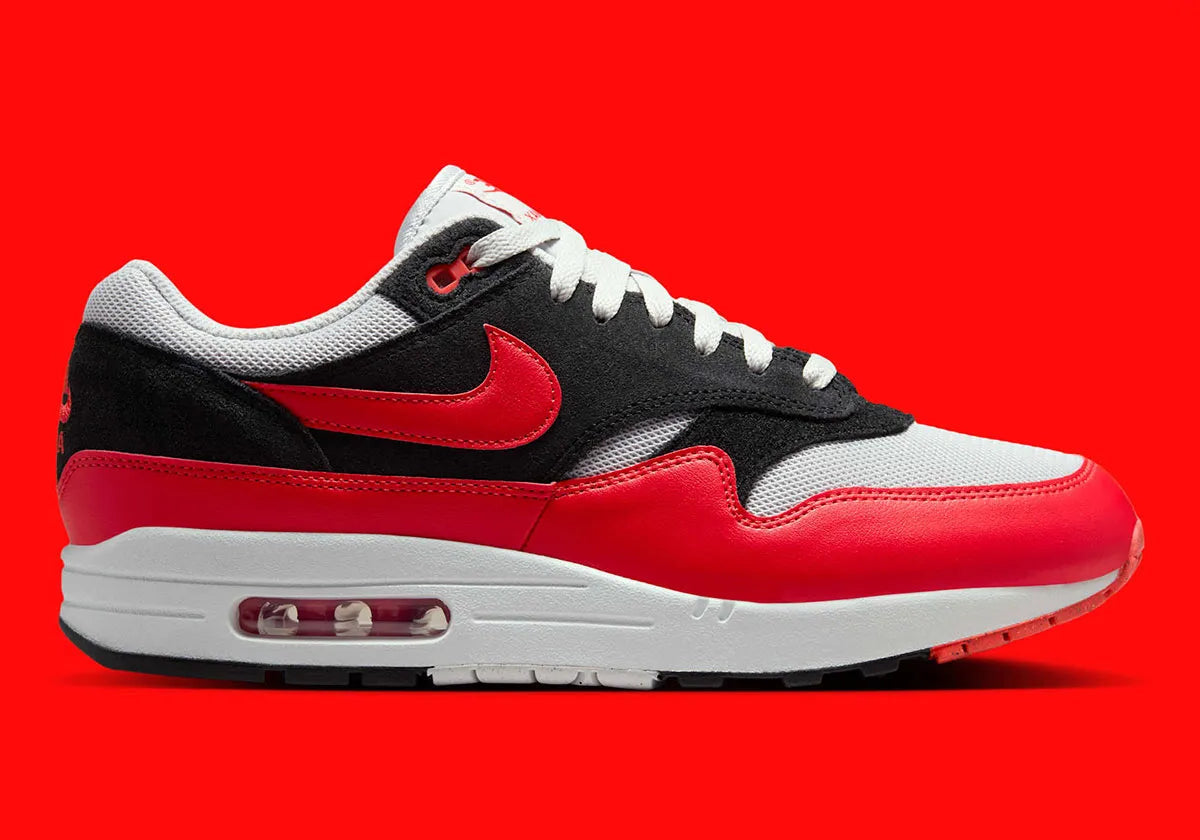 Chaussure de ville Nike Air Max 1 Flips A New Take On , rouge , blanc , noir ,semelle confortable , vue de profil