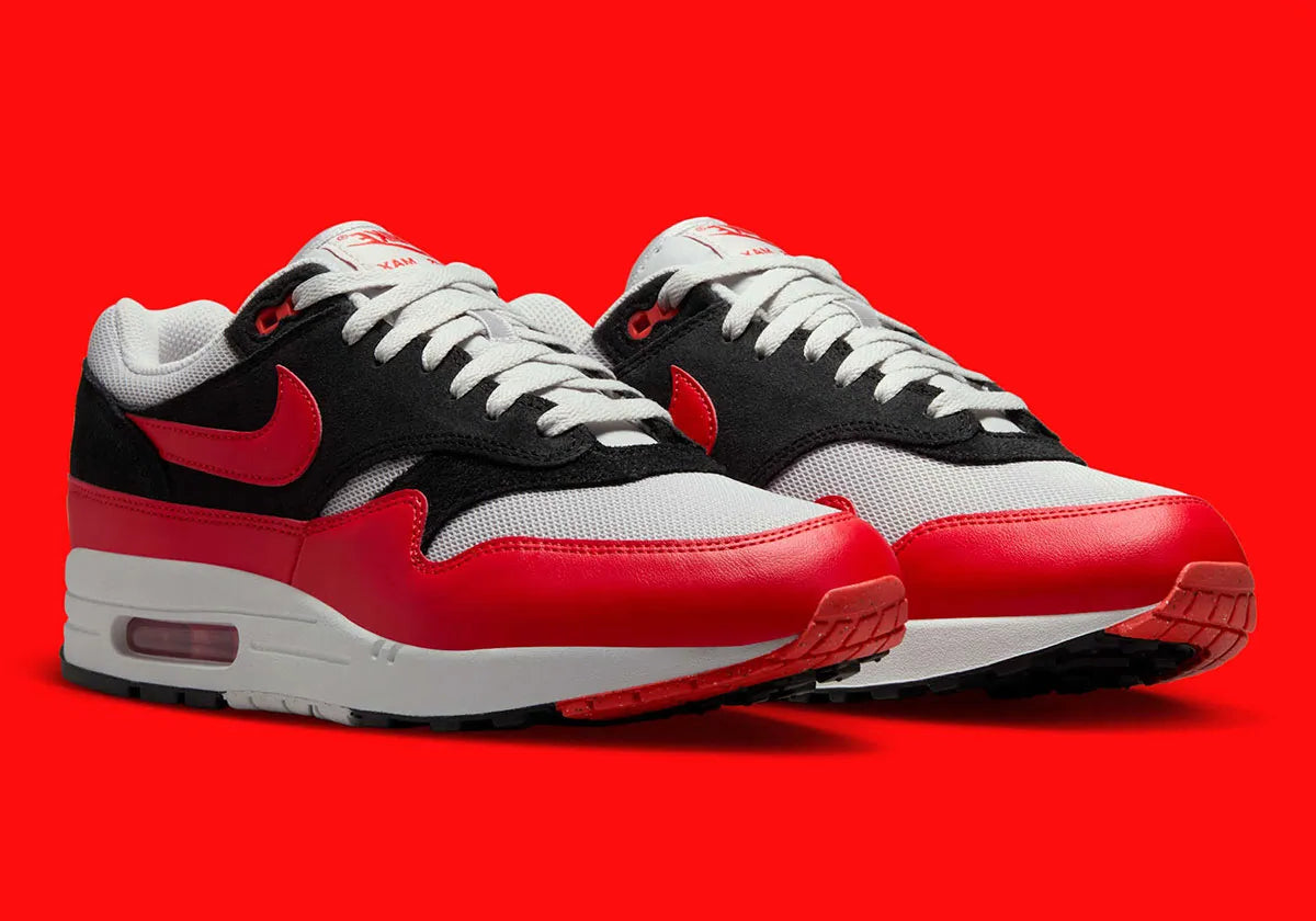 Chaussure de ville Nike Air Max 1 Flips A New Take On , rouge , blanc , noir ,semelle confortable , vue de coté