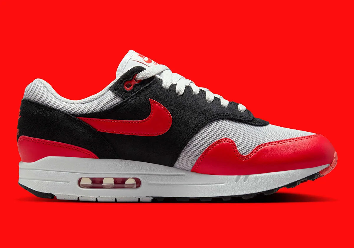 Chaussure de ville Nike Air Max 1 Flips A New Take On , rouge , blanc , noir ,semelle confortable , vue de profil