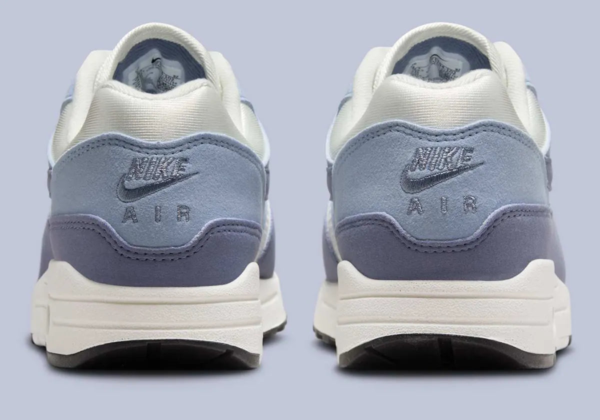 Chaussure de ville Nike Air Max 1 Light Armory Blue , semelle confortable , vue de derrière