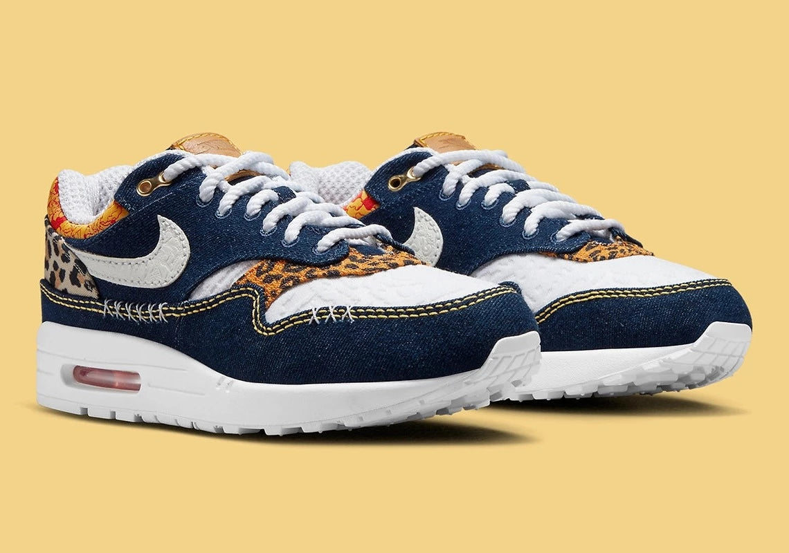 Nike Air Max 1 Premium Denim Leopard, sneaker en denim bleu avec détails léopard, empiècements en suède et unité Air visible. (vue de 3/4)
