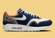 Nike Air Max 1 Premium Denim Leopard, sneaker en denim bleu avec détails léopard, empiècements en suède et unité Air visible. (vue de profil intérieur)