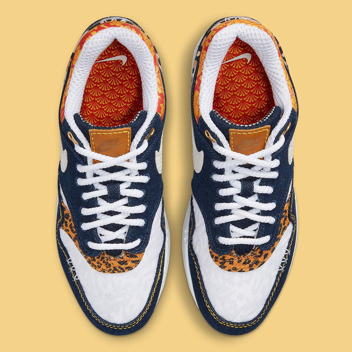 Nike Air Max 1 Premium Denim Leopard, sneaker en denim bleu avec détails léopard, empiècements en suède et unité Air visible. (vue de dessus)