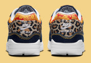 Nike Air Max 1 Premium Denim Leopard, sneaker en denim bleu avec détails léopard, empiècements en suède et unité Air visible. (vue de derrière)