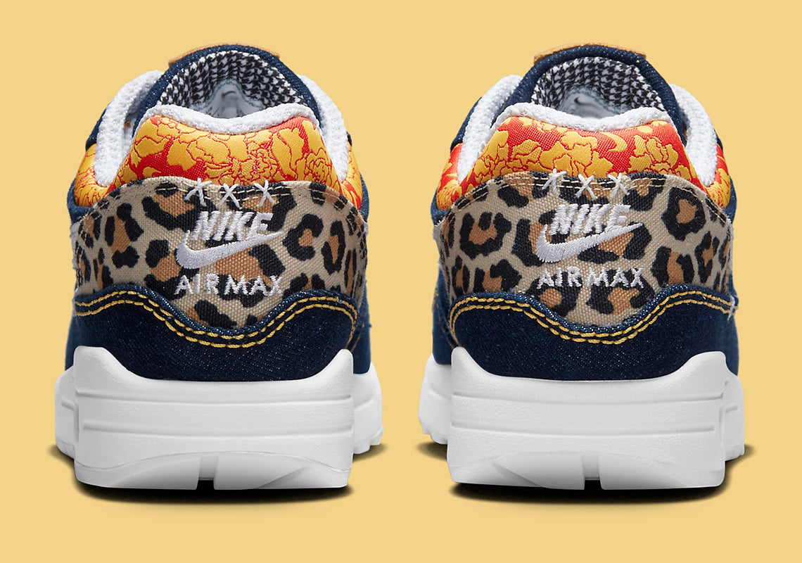Nike Air Max 1 Premium Denim Leopard, sneaker en denim bleu avec détails léopard, empiècements en suède et unité Air visible. (vue de derrière)