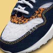 Nike Air Max 1 Premium Denim Leopard, sneaker en denim bleu avec détails léopard, empiècements en suède et unité Air visible. (zoom avant de la paire)