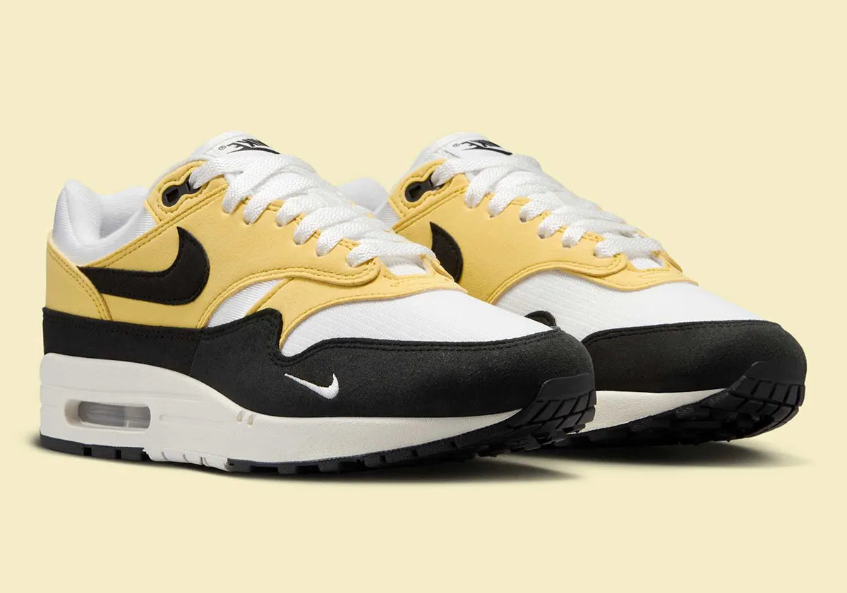 Chaussure de ville Nike Air Max 1 Saturn Gold , noir , blanc , semelle confortable , vue de 3/4