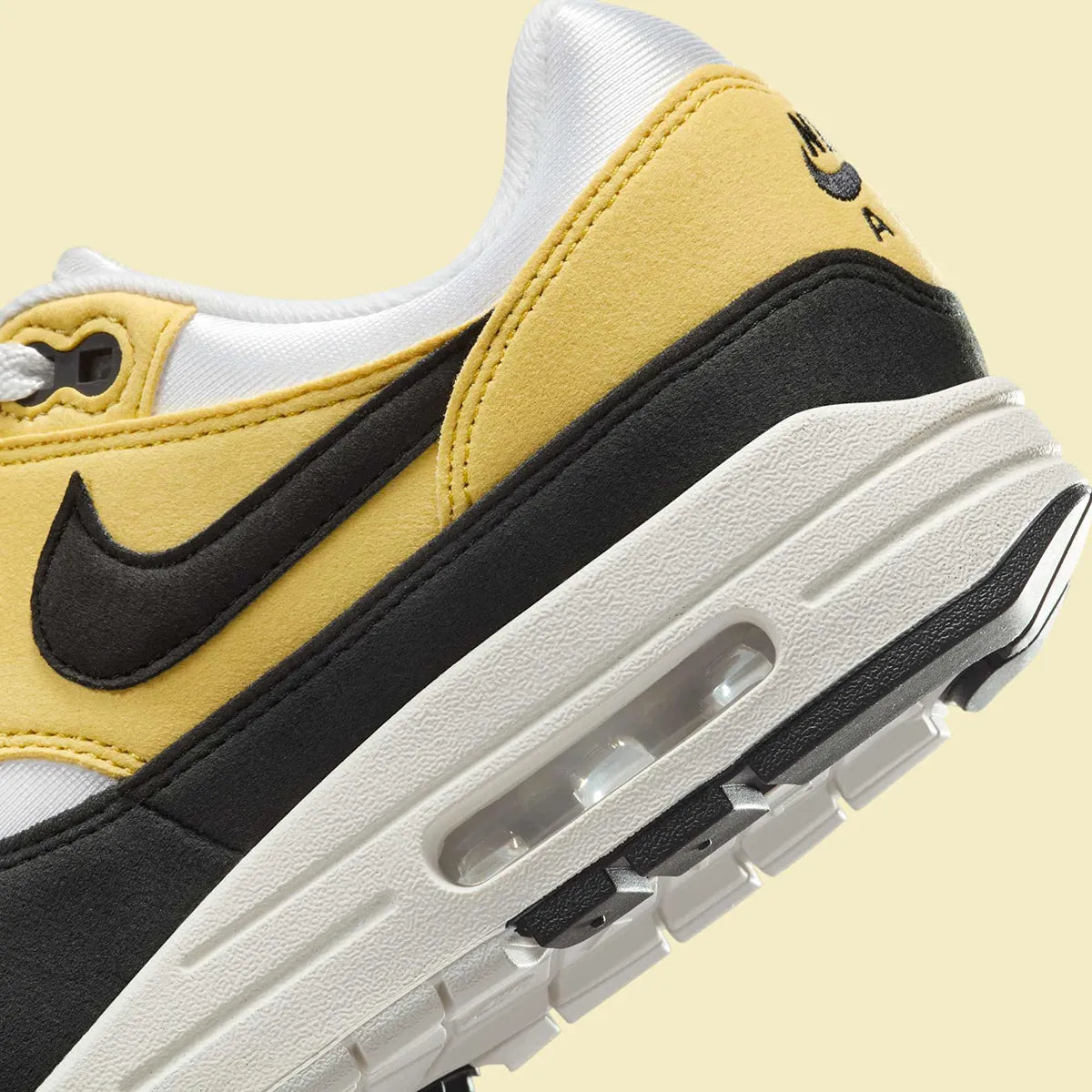 Chaussure de ville Nike Air Max 1 Saturn Gold , noir , blanc , semelle confortable , vue de coté
