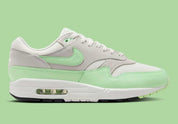 Chaussure de ville Nike Air Max 1 Vapor Green, blanc , gris , semelle confortable , vue de profil
