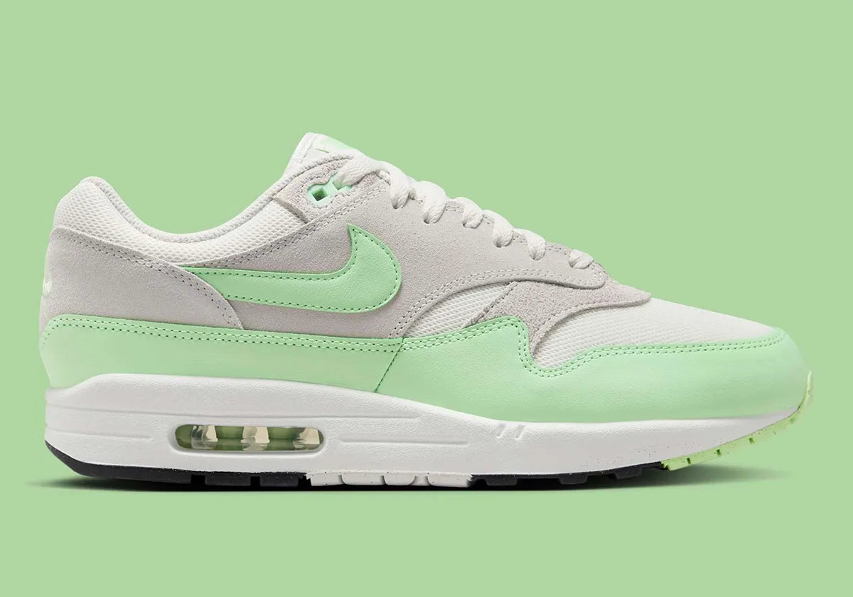 Chaussure de ville Nike Air Max 1 Vapor Green, blanc , gris , semelle confortable , vue de profil