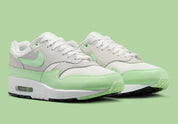 Chaussure de ville Nike Air Max 1 Vapor Green, blanc , gris , semelle confortable , vue de coté