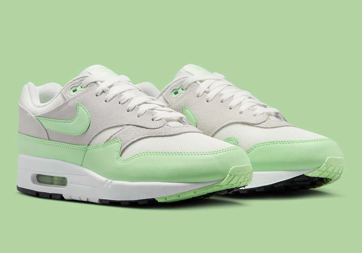 Chaussure de ville Nike Air Max 1 Vapor Green, blanc , gris , semelle confortable , vue de coté