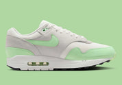 Chaussure de ville Nike Air Max 1 Vapor Green, blanc , gris , semelle confortable , vue de coté