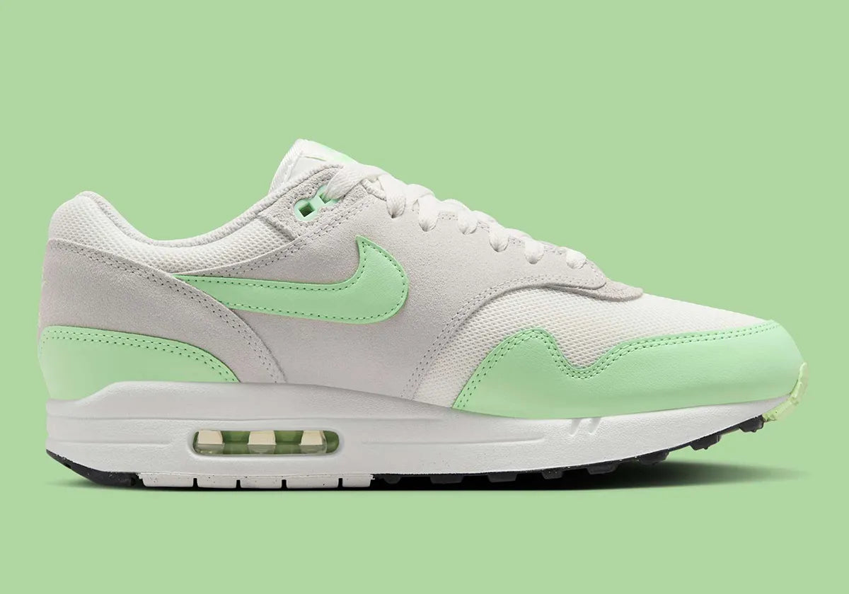 Chaussure de ville Nike Air Max 1 Vapor Green, blanc , gris , semelle confortable , vue de coté
