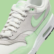 Chaussure de ville Nike Air Max 1 Vapor Green, blanc , gris , semelle confortable , vue de cote