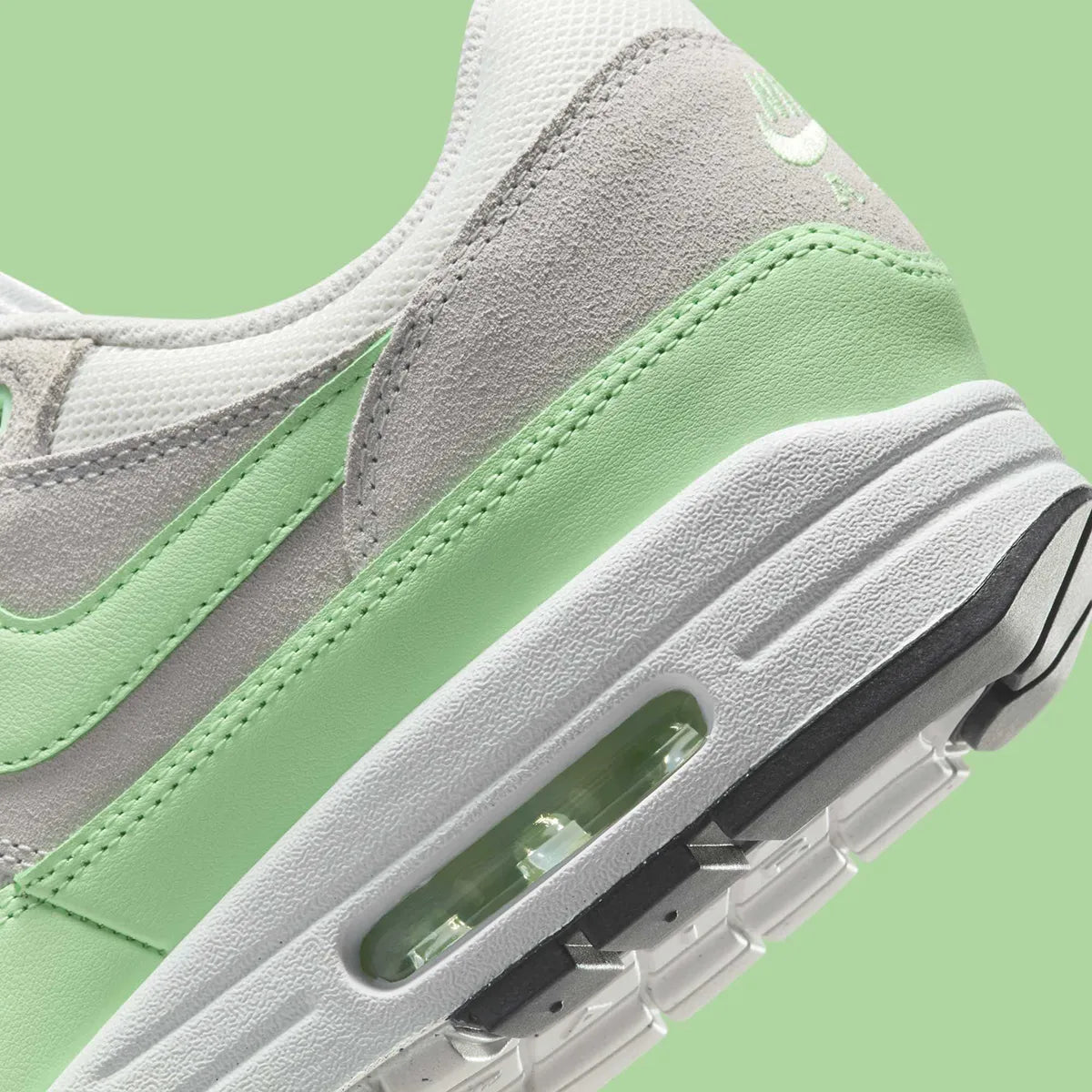 Chaussure de ville Nike Air Max 1 Vapor Green, blanc , gris , semelle confortable , vue de coté