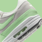Chaussure de ville Nike Air Max 1 Vapor Green, blanc , gris , semelle confortable , vue de coté