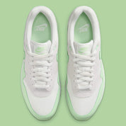 Chaussure de ville Nike Air Max 1 Vapor Green, blanc , gris , semelle confortable , vue de haut