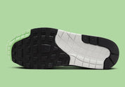 Chaussure de ville Nike Air Max 1 Vapor Green, blanc , gris , semelle confortable , vue du dessous
