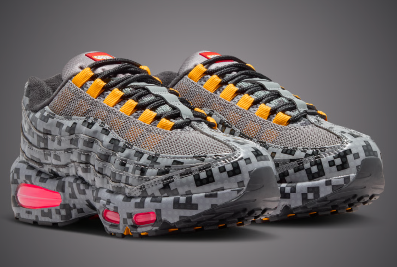 Sneaker Nike Air Max 95 LEGO Pixel Camo avec motif camouflage pixelisé inspiré de LEGO, unités Air visibles et design rétro-running iconique.