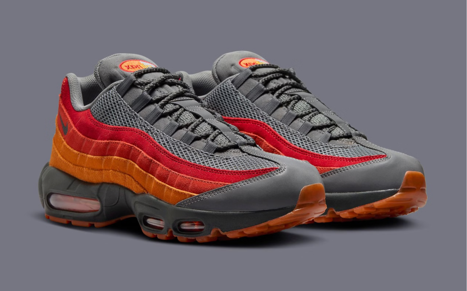 Sneakers Nike Air Max 95 Premium Atlanta noires et rouges en matières premium avec amorti Air Max visible et design iconique. Vue extérieur