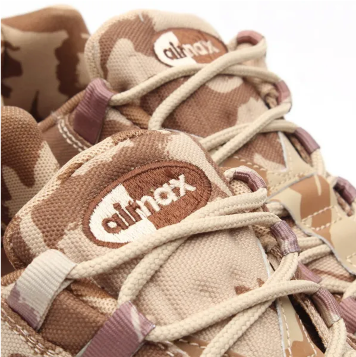 Nike Air Max 95 UK Camo beige et marron avec imprimé camouflage sable, panneaux multicouches et unités Max Air visibles.