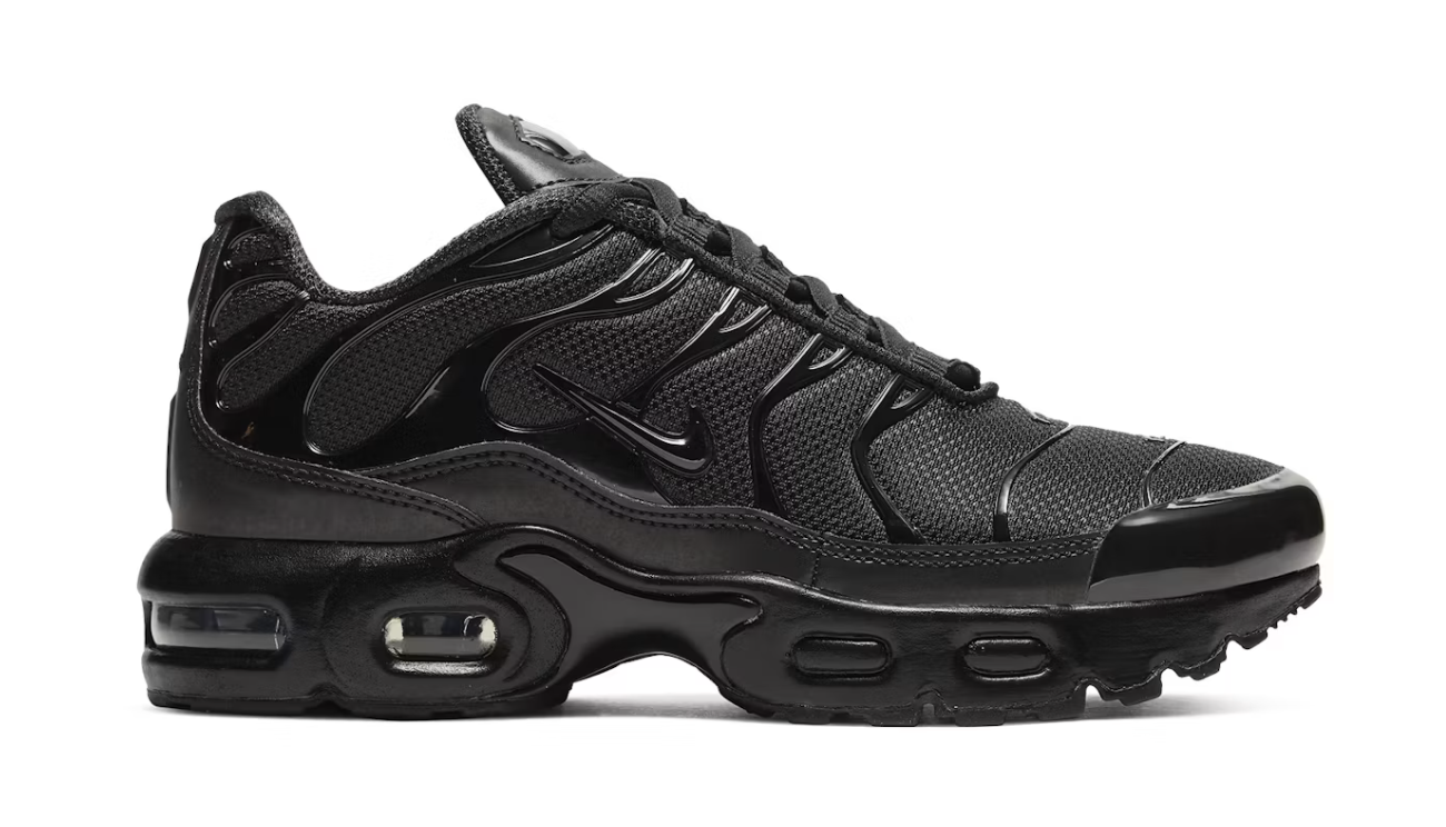 Nike Air Max Plus Black (PS) pour enfant en mesh noir avec cage ondulée en plastique, amorti Air visible et semelle en caoutchouc noire.