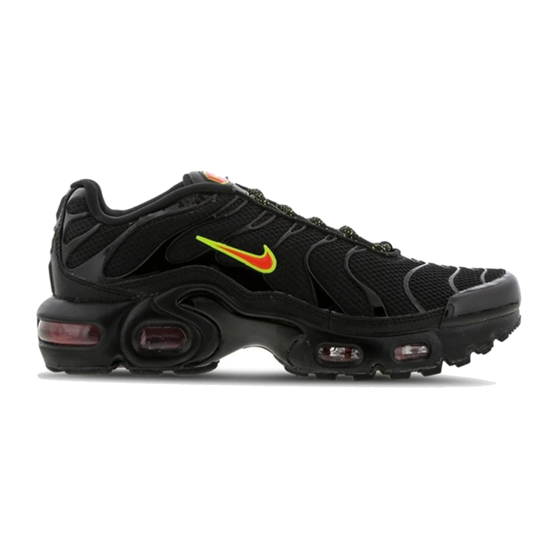 Découvrez la Nike Air Max Plus Black Volt Hyper Crimson, une sneaker iconique équipée des technologies Tuned Air et Max Air, avec un coloris noir rehaussé de touches Volt et Hyper Crimson.