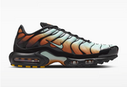 Sneaker Nike Air Max Plus OG Premium Desert Monarch avec dégradé orange et brun désertique, renforts TPU ondulés et amorti Tuned Air emblématique.