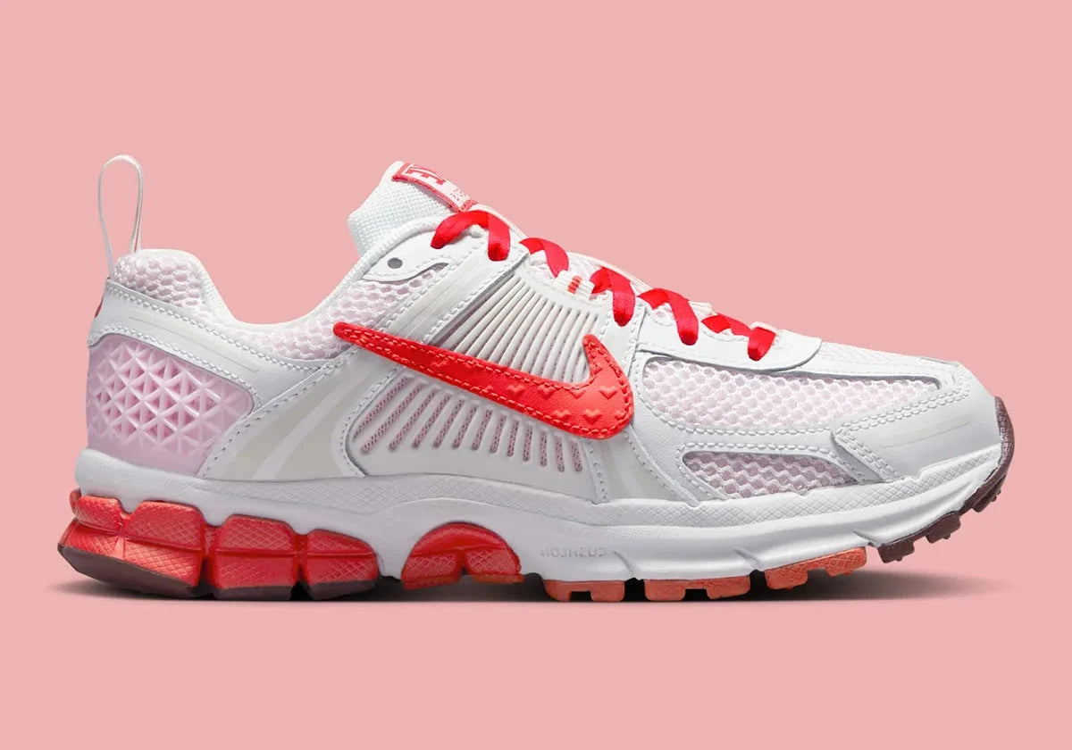 Nike Air Zoom Vomero 5 Valentine's Day blanc logo rouge rose coeur