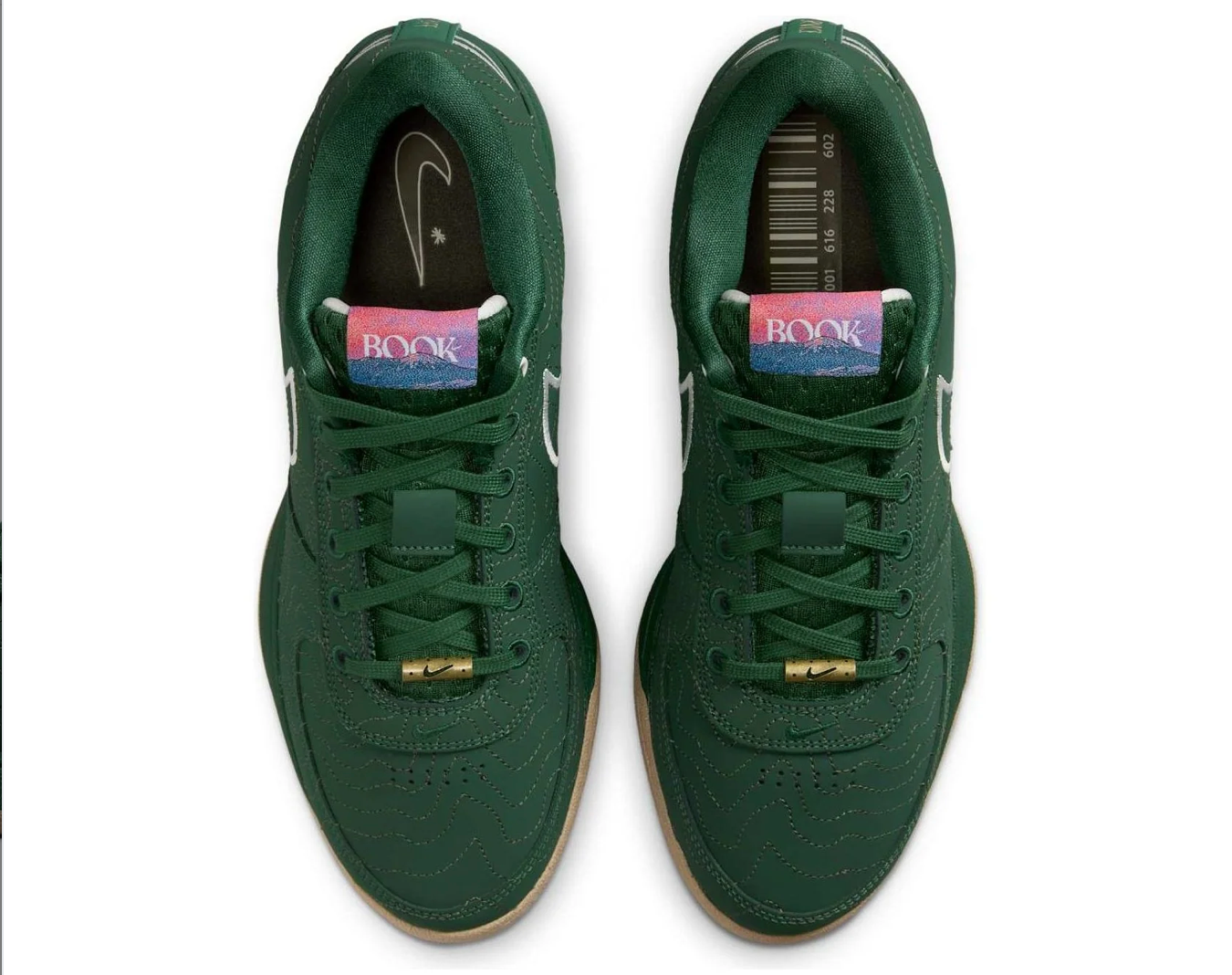 Nike Book 1 Flagstaff à silhouette basse, avec tige textile multicouche aux tons naturels, empiècements structurés, amorti Zoom Air et semelle extérieure en caoutchouc adhérente.