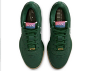 Nike Book 1 Flagstaff à silhouette basse, avec tige textile multicouche aux tons naturels, empiècements structurés, amorti Zoom Air et semelle extérieure en caoutchouc adhérente.