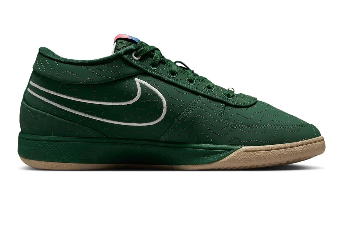 Nike Book 1 Flagstaff à silhouette basse, avec tige textile multicouche aux tons naturels, empiècements structurés, amorti Zoom Air et semelle extérieure en caoutchouc adhérente.
