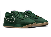Nike Book 1 Flagstaff à silhouette basse, avec tige textile multicouche aux tons naturels, empiècements structurés, amorti Zoom Air et semelle extérieure en caoutchouc adhérente.