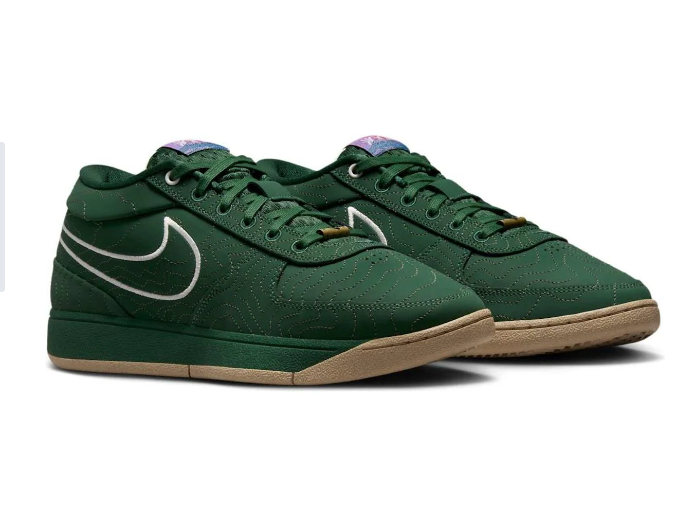 Nike Book 1 Flagstaff à silhouette basse, avec tige textile multicouche aux tons naturels, empiècements structurés, amorti Zoom Air et semelle extérieure en caoutchouc adhérente.