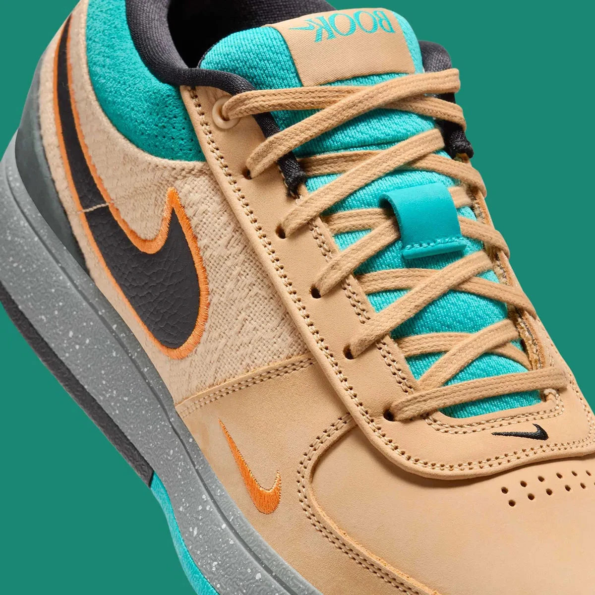 Nike Book 1 Mowabb à silhouette basse, avec tige textile aux tons naturels, empiècements structurés, accents contrastés, amorti Zoom Air et semelle extérieure adhérente.
