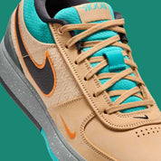 Nike Book 1 Mowabb à silhouette basse, avec tige textile aux tons naturels, empiècements structurés, accents contrastés, amorti Zoom Air et semelle extérieure adhérente.