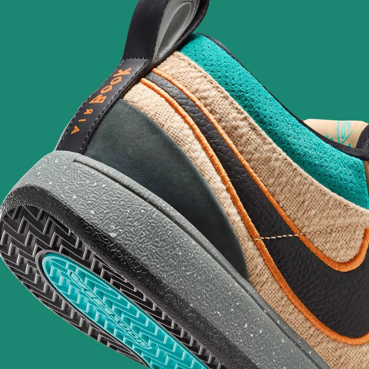 Nike Book 1 Mowabb à silhouette basse, avec tige textile aux tons naturels, empiècements structurés, accents contrastés, amorti Zoom Air et semelle extérieure adhérente.