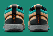 Nike Book 1 Mowabb à silhouette basse, avec tige textile aux tons naturels, empiècements structurés, accents contrastés, amorti Zoom Air et semelle extérieure adhérente.
