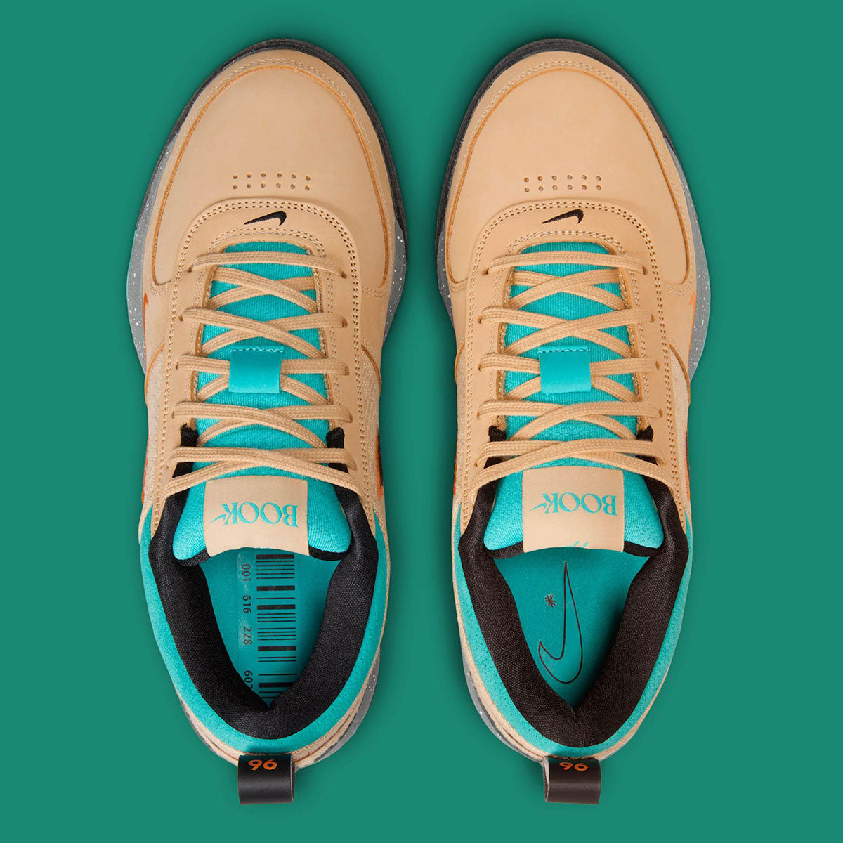Nike Book 1 Mowabb à silhouette basse, avec tige textile aux tons naturels, empiècements structurés, accents contrastés, amorti Zoom Air et semelle extérieure adhérente.