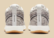 Nike Book 1 Python à silhouette basse, avec tige multicouche aux empiècements texturés effet serpent, amorti Zoom Air au talon et semelle extérieure adhérente.