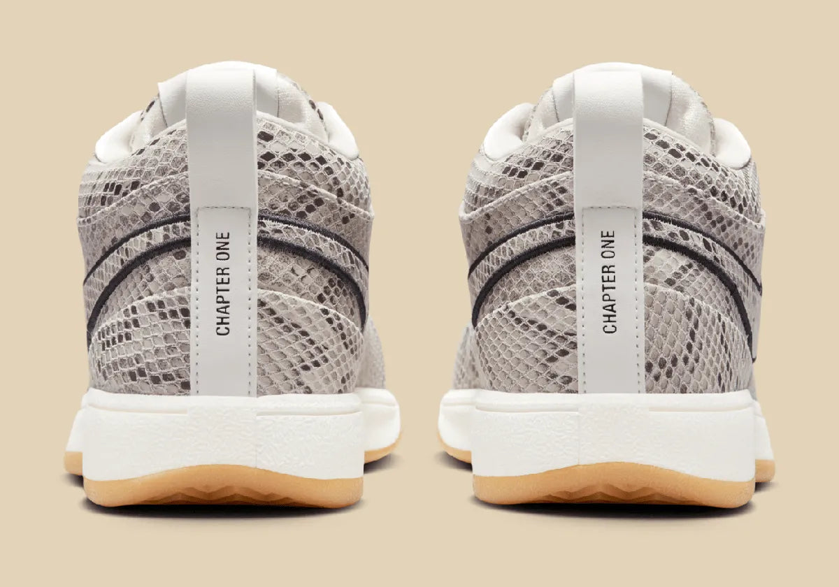 Nike Book 1 Python à silhouette basse, avec tige multicouche aux empiècements texturés effet serpent, amorti Zoom Air au talon et semelle extérieure adhérente.
