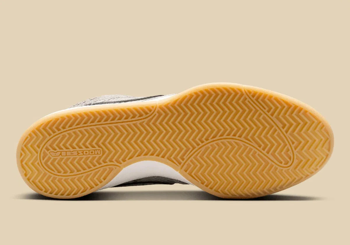 Nike Book 1 Python à silhouette basse, avec tige multicouche aux empiècements texturés effet serpent, amorti Zoom Air au talon et semelle extérieure adhérente.