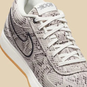 Nike Book 1 Python à silhouette basse, avec tige multicouche aux empiècements texturés effet serpent, amorti Zoom Air au talon et semelle extérieure adhérente.